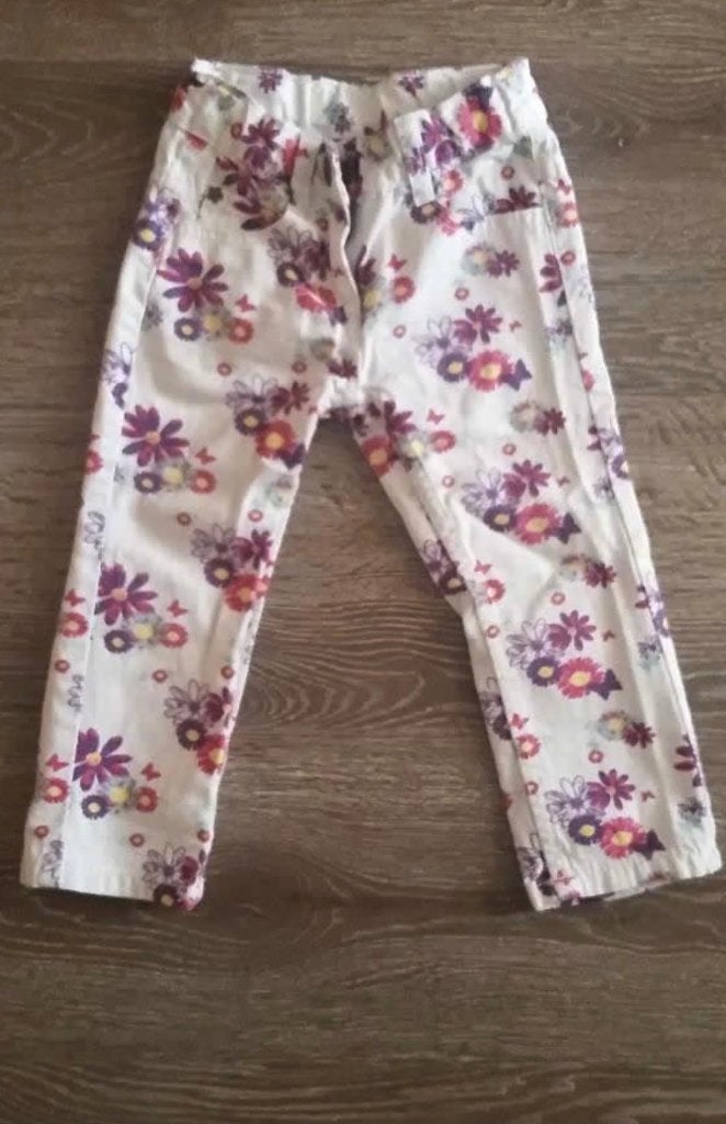 Witte broek met bloemen opdruk in maat 86, Kinderen en Baby's, Babykleding | Maat 86, Ophalen, Zo goed als nieuw, Meisje, Broekje