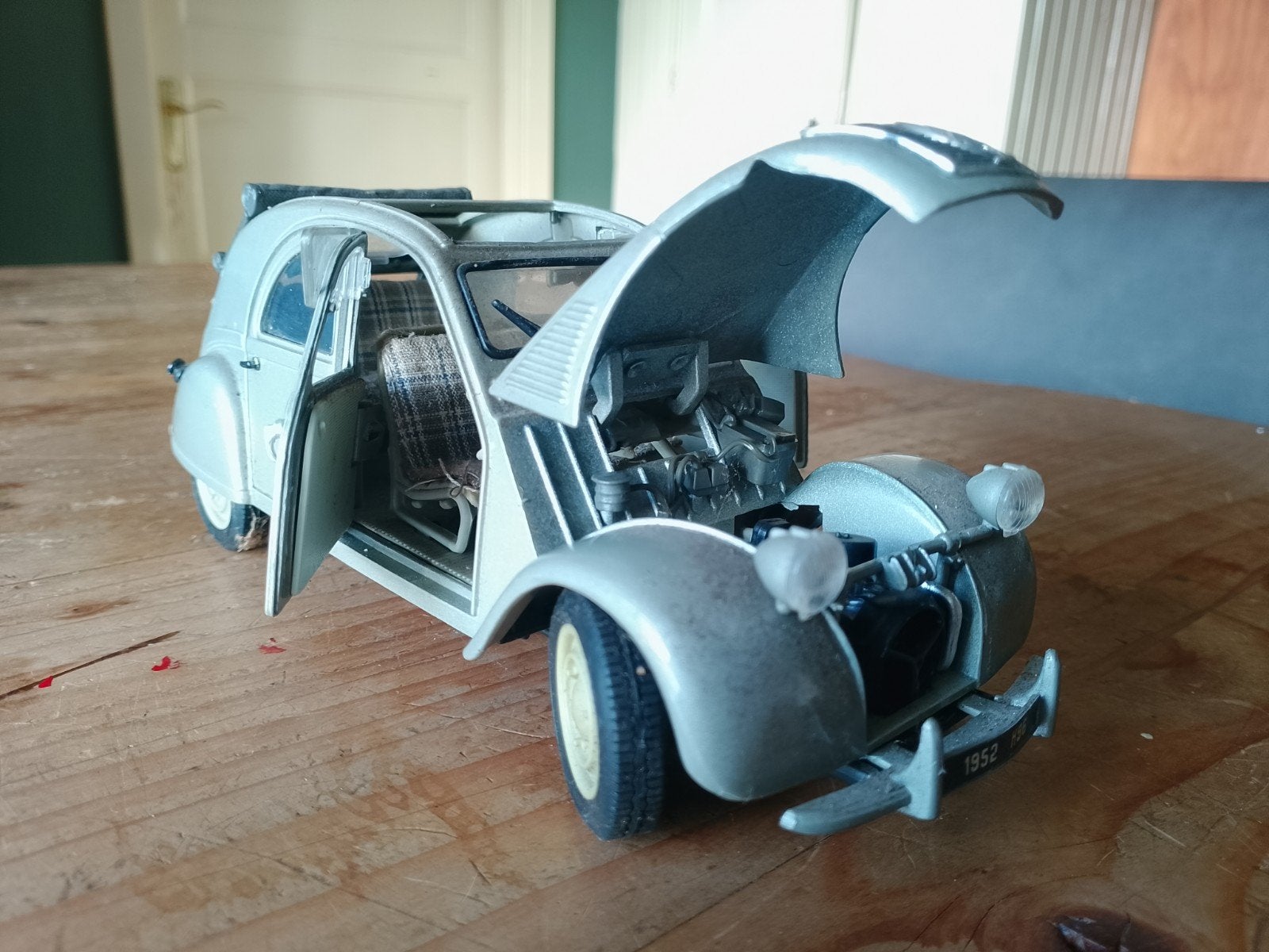 Citroen 2CV 1:18 Maisto aangeboden, Ophalen of Verzenden, Gebruikt, Auto, Maisto