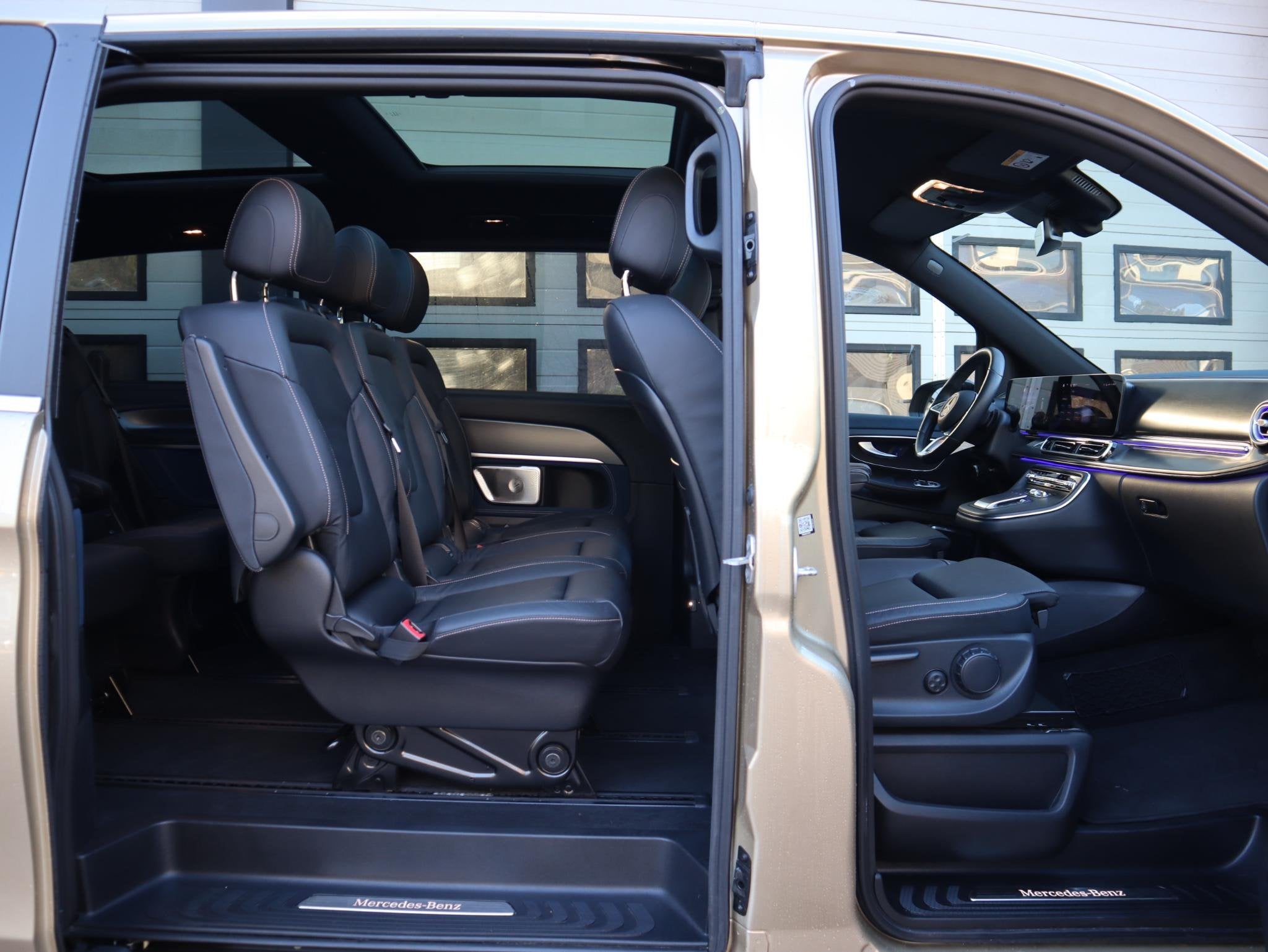 Mercedes-Benz EQV 300 90 kWh L2 AMG Avantgarde Airmatic - Pa, Auto's, Gebruikt, Overige kleuren, 365 km, 7 stoelen