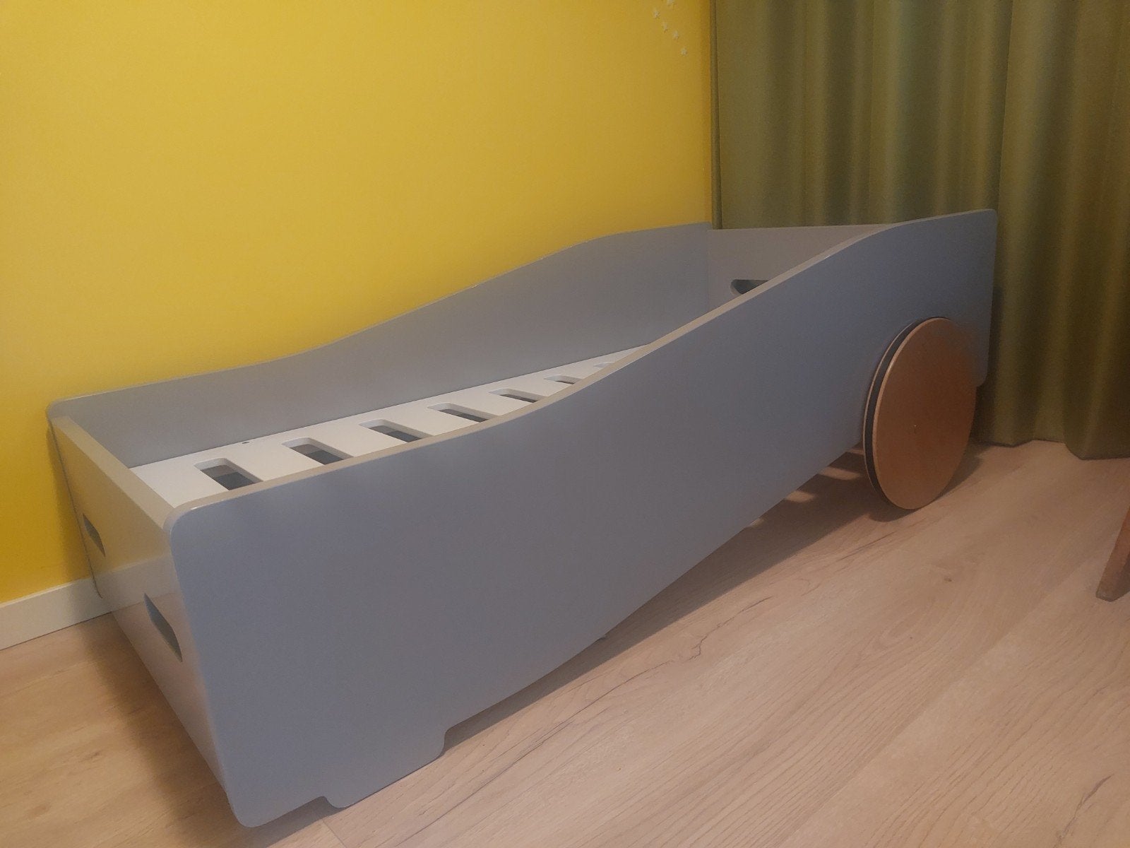 Leuk autopeuterbed met wielen, Kinderen en Baby's, Kinderkamer | Bedden, Ophalen, Gebruikt, 70 tot 85 cm, 140 tot 160 cm