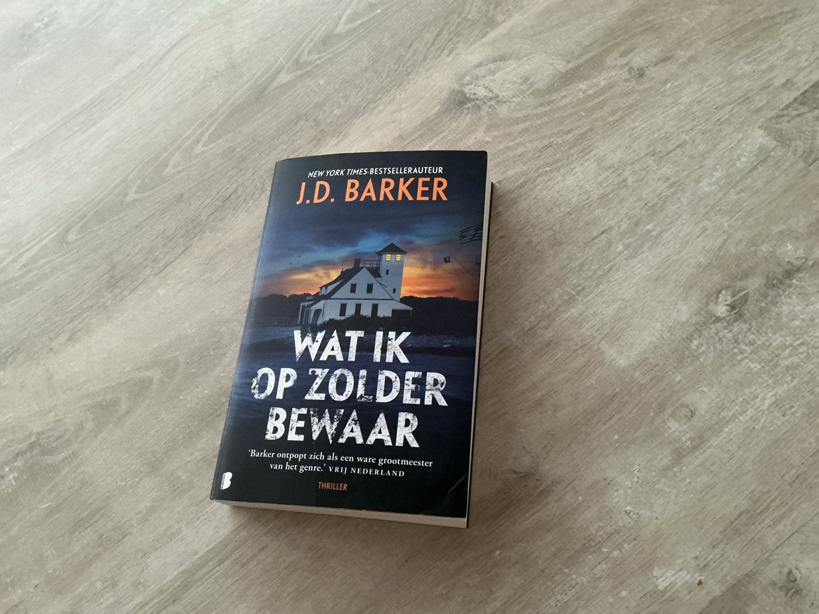 Wat Ik Op Zolder Bewaar - J.D. Barker (Thriller), Ophalen of Verzenden, Zo goed als nieuw, Nederland