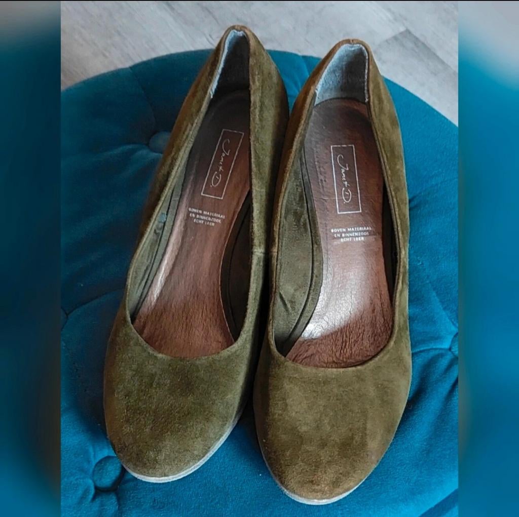 Vintage suede olijfgroene sleehak pumps Janet D. maat 42, Kleding | Dames, Schoenen, Ophalen of Verzenden, Zo goed als nieuw, Groen