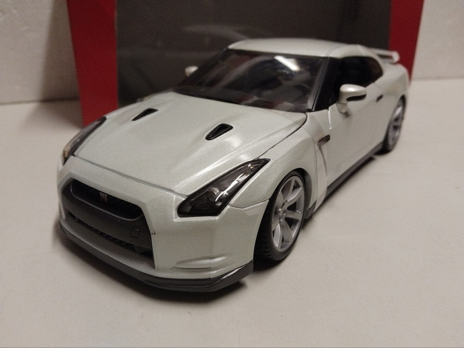 Nissan GT-R offwhite 2009 Bburago metal 1:18 KRD, Ophalen of Verzenden, Zo goed als nieuw, Auto, Bburago