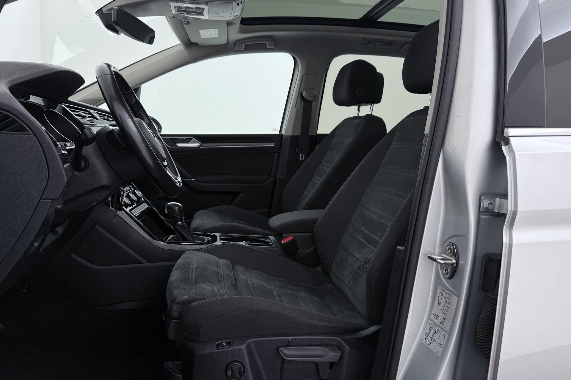 Volkswagen Touran 1.8 TSI Highline Business R-Line 7p | Trek, Stof, Gebruikt, 4 cilinders, 1462 kg