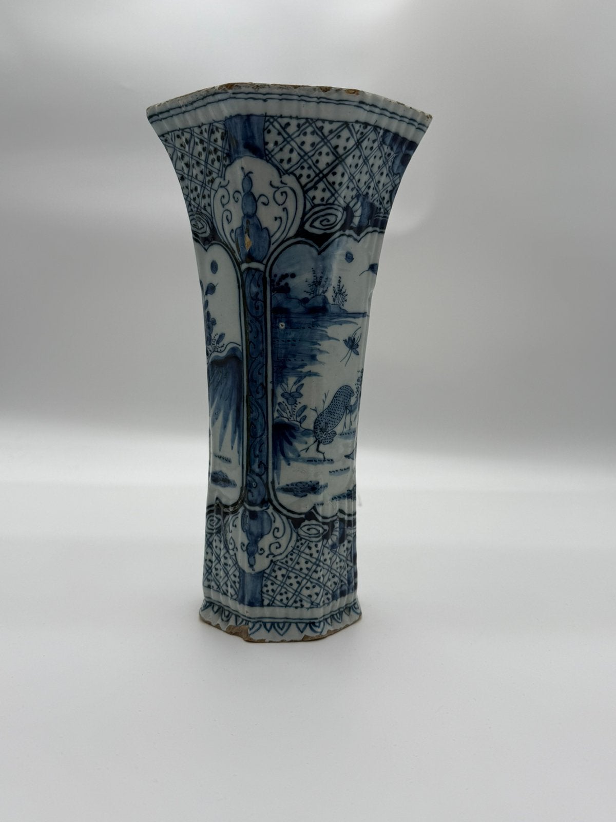 Dit is een klassieke Delfts blauwe bekervaas, Ophalen of Verzenden