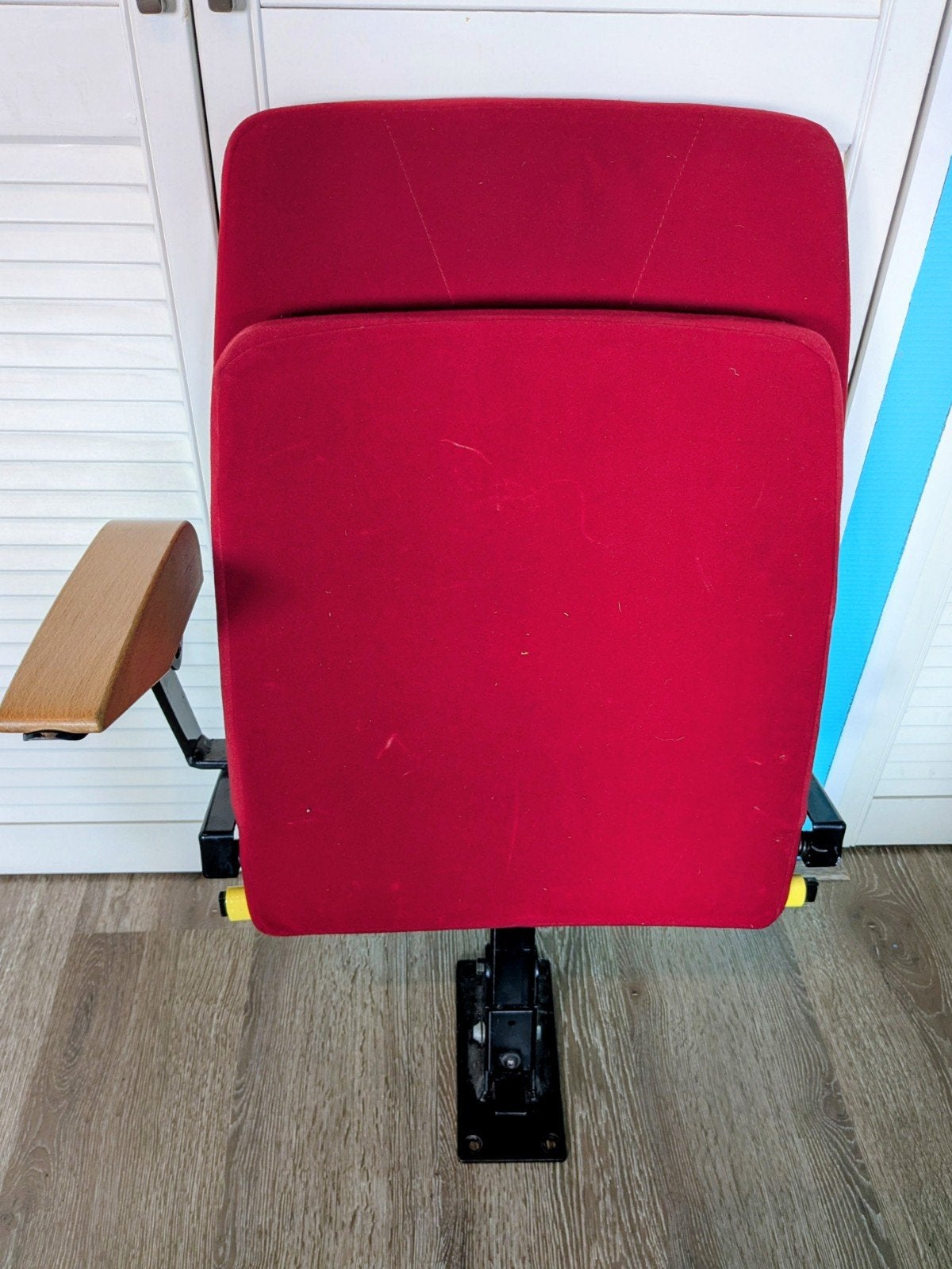 Rode theater stoel met houten armleuning, Ophalen, Gebruikt, Rood, Eén