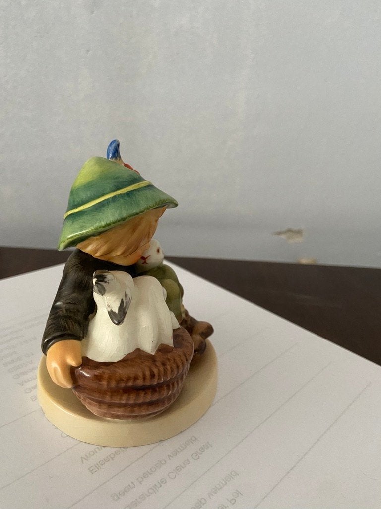 Hummel beeldje jongen met konijntjes - puntgaaf, Verzamelen, Verzenden, Zo goed als nieuw, Hummel