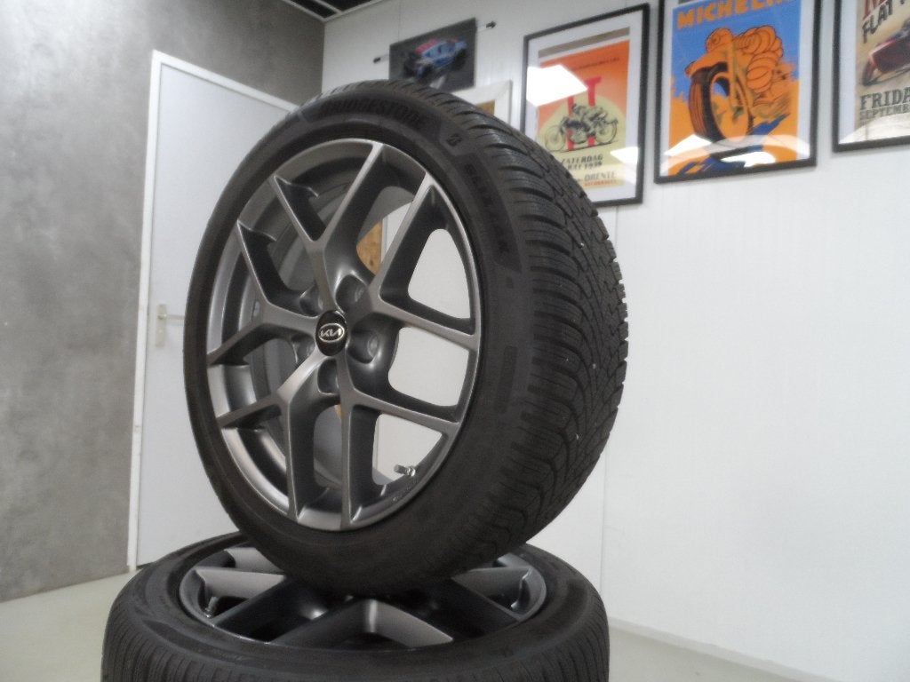 17 inch Kia Ceed recent winterbanden set in goede staat, Slowakije, Gebruikt, Banden en Velgen, 17 inch
