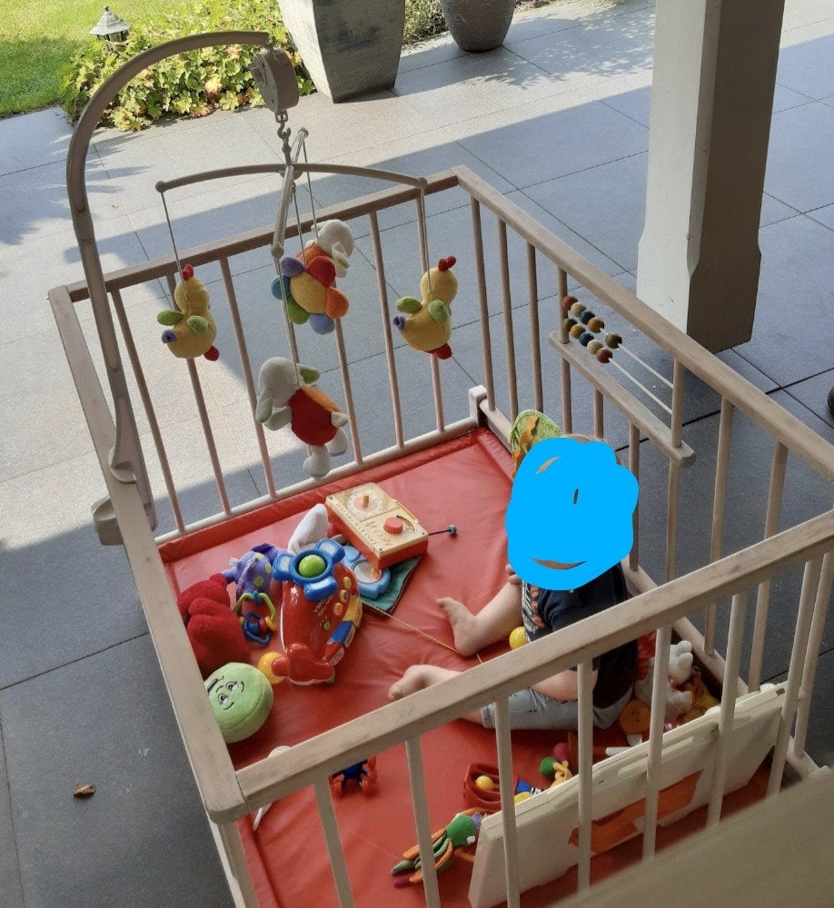 Houten box met mobiel en boxkleed, Kinderen en Baby's, Ophalen, Gebruikt, Rechthoekig, Boxkleed