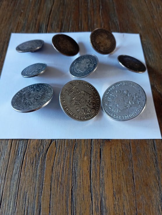 9 IJzeren metalen munt knopen, Hobby en Vrije tijd, Naaien en Fournituren, Verzenden, Zo goed als nieuw, Knoop of Knopen