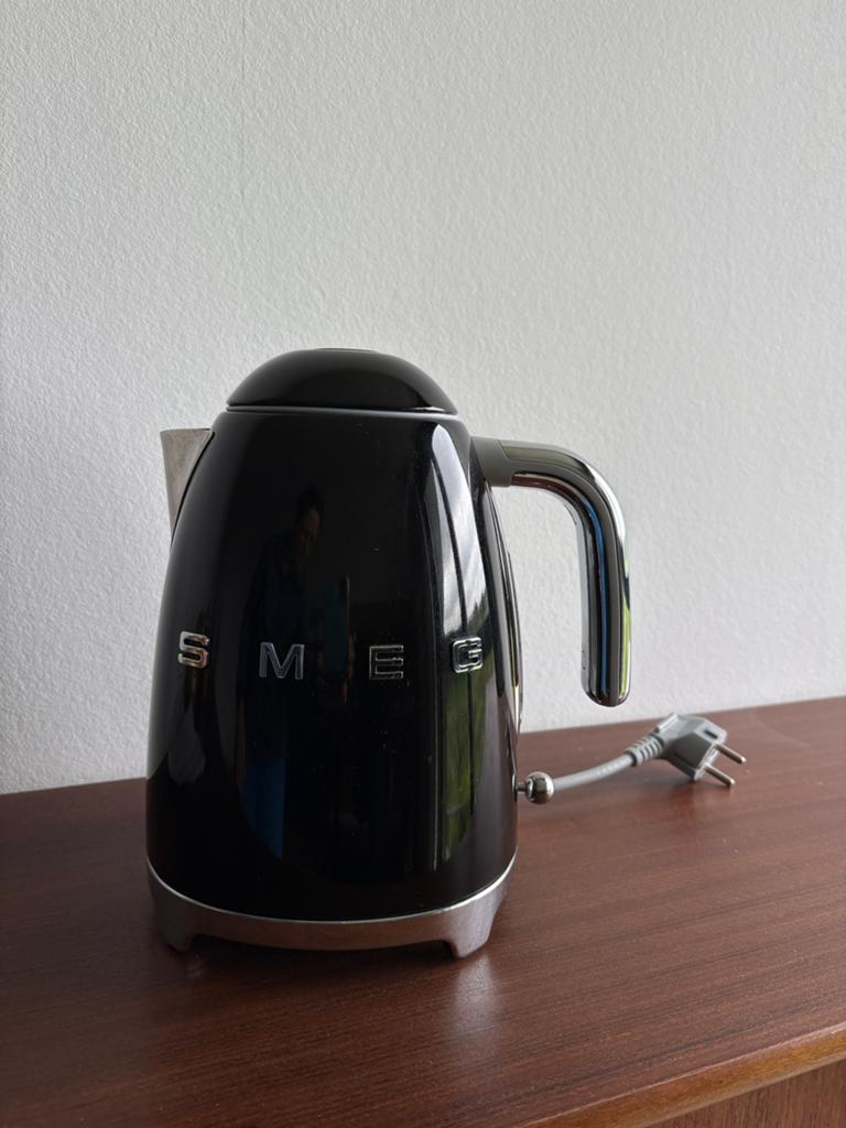 SMEG Waterkoker zwart 1700 ml, 1 tot 2 liter, Ophalen