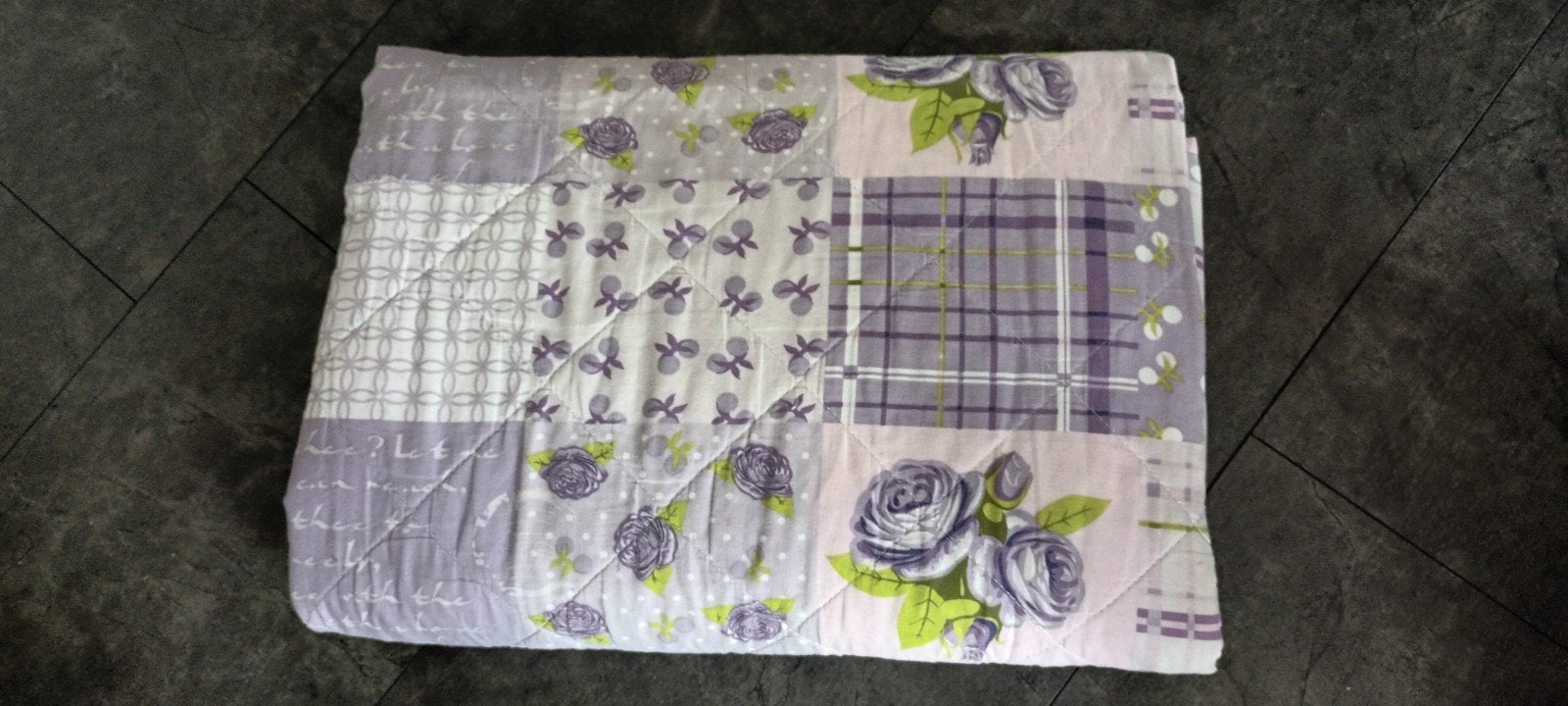 Decoratieve Quilt met Rozenpatroon - Paars/Wit, Huis en Inrichting, Slaapkamer | Beddengoed, Ophalen of Verzenden, Eenpersoons