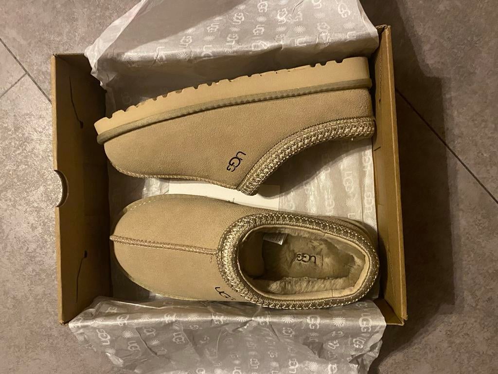 UGG Tasman Slippers Crème – Maat 43, Ophalen of Verzenden, Zo goed als nieuw, Beige, Pantoffels of Sloffen