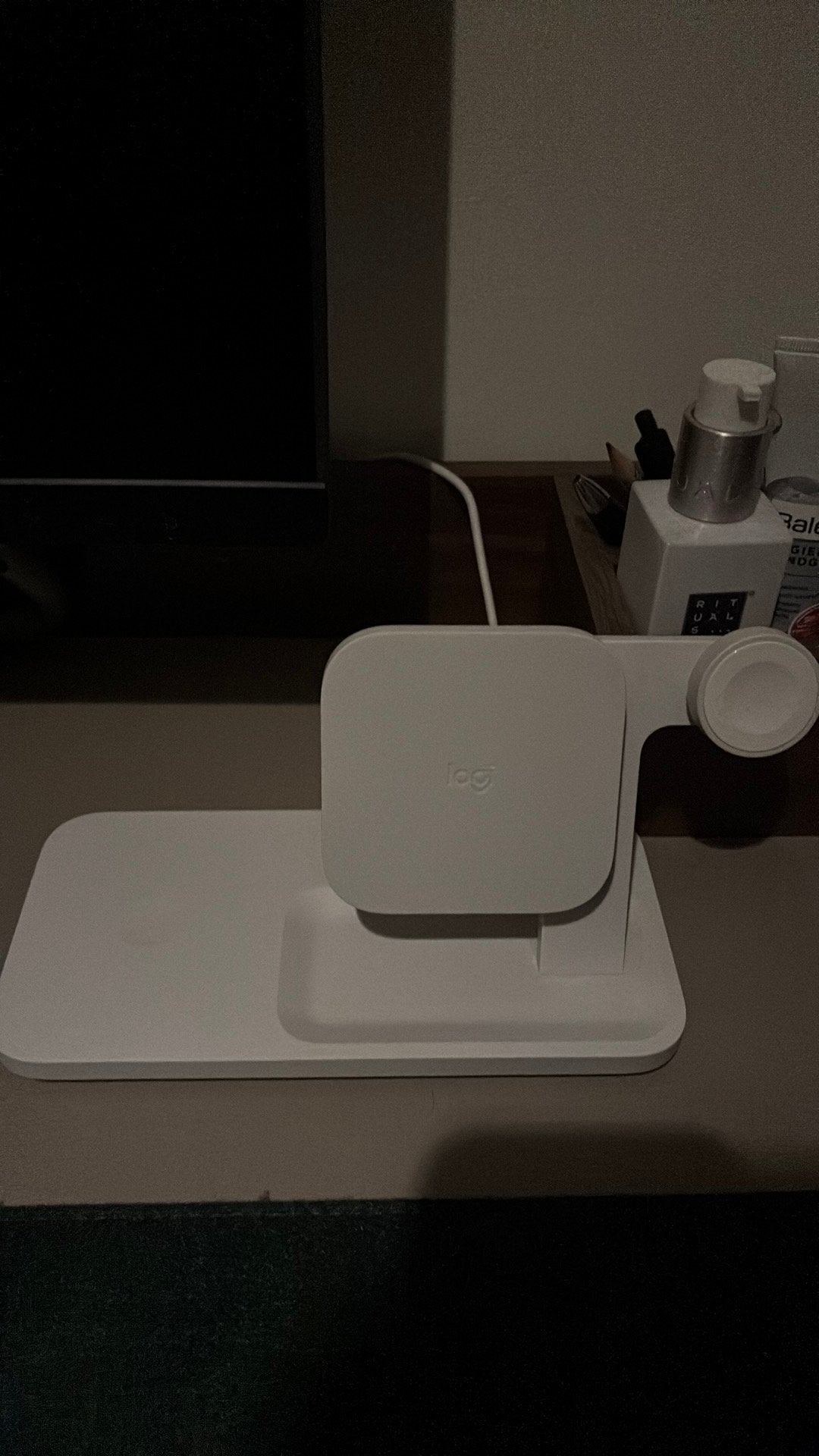 Logitech MagSafe 3 in 1 docking station charger, Ophalen of Verzenden, Zo goed als nieuw