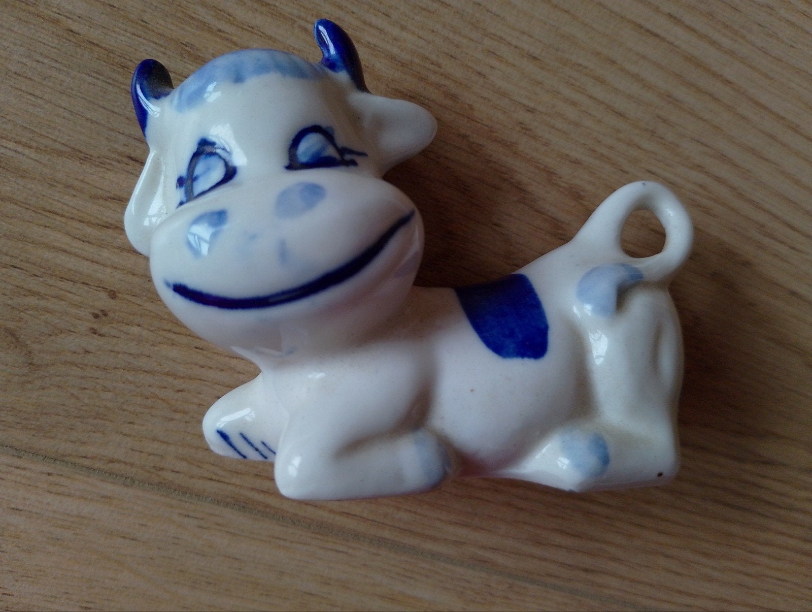 Delfts blauw-stijl keramisch beeldje van een koe, Antiek en Kunst, Ophalen of Verzenden
