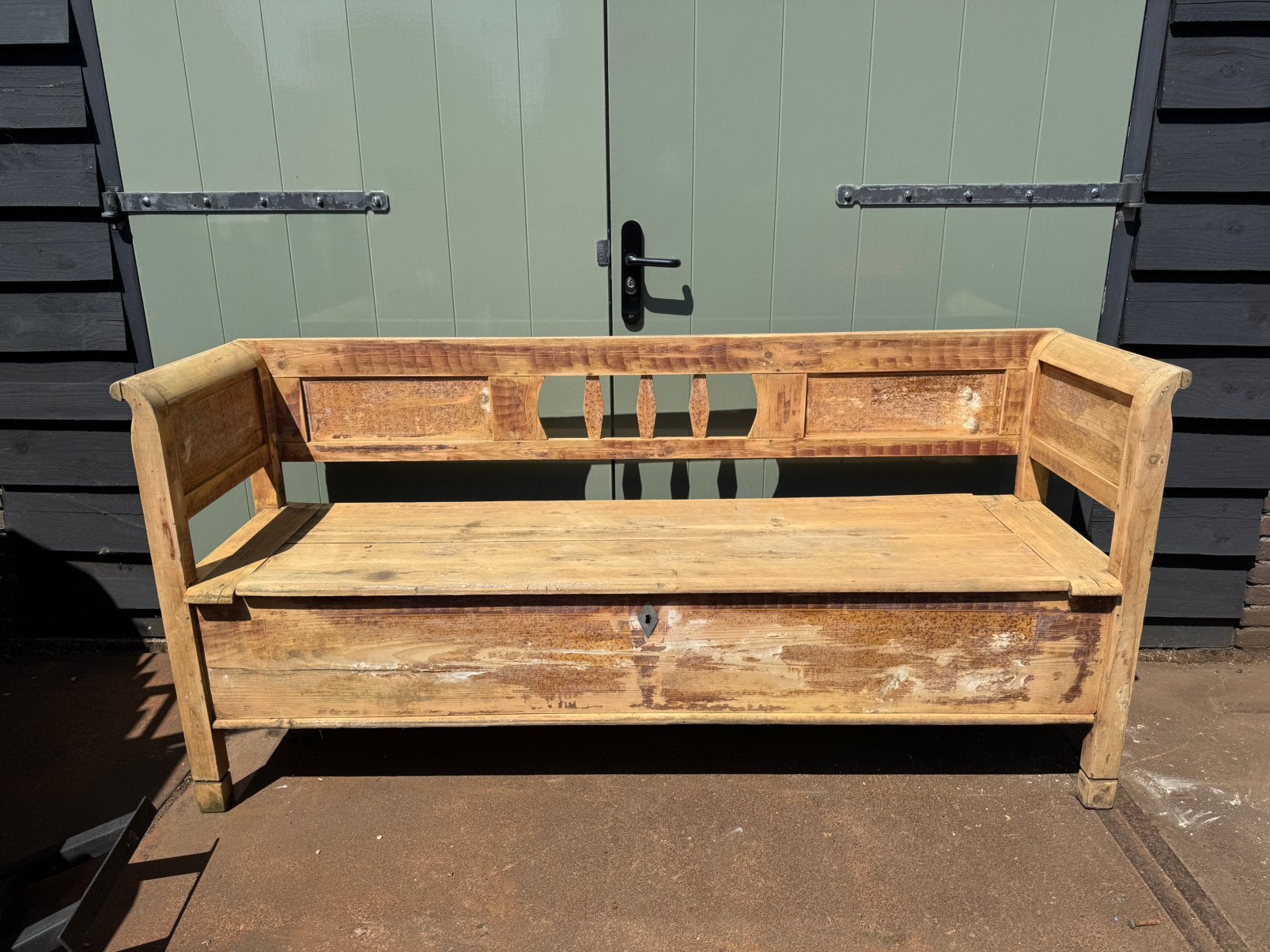 Oude houten klepbank, Ophalen