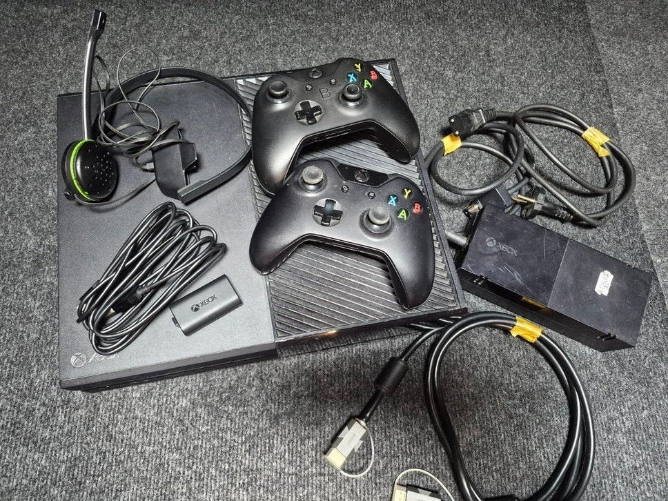 Xbox One + 2 Controllers + Headset, Ophalen, Zo goed als nieuw, Met 2 controllers