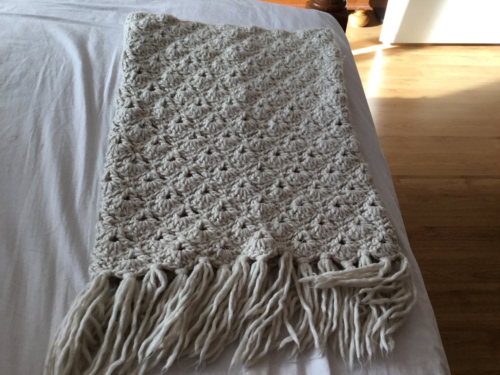 Warme creme gehaakte rolsjaal. 45X34 cm, Ophalen of Verzenden, Zo goed als nieuw, Sjaal