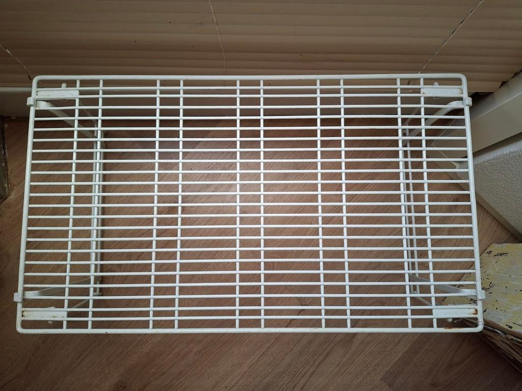 Wit metalen rek, Ophalen