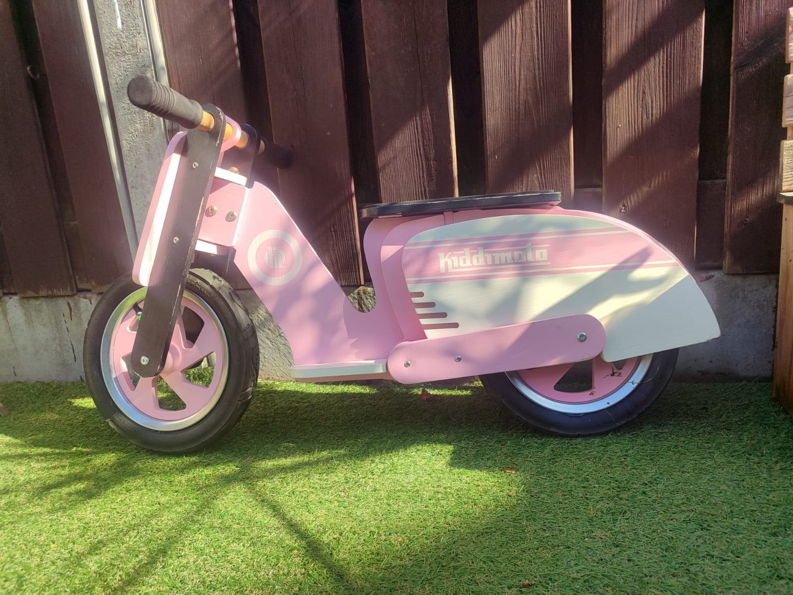 Kiddimoto houten loopfiets/scooter roze, Kinderen en Baby's, Speelgoed | Buiten | Voertuigen en Loopfietsen, Ophalen, Gebruikt