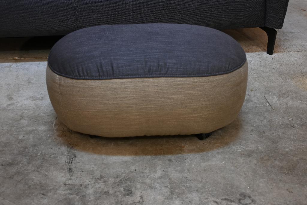 ZGANieuw grijze stoffen Leolux Elias designbank + hocker, Leolux, Leolux, Driepersoons, 75 tot 100 cm