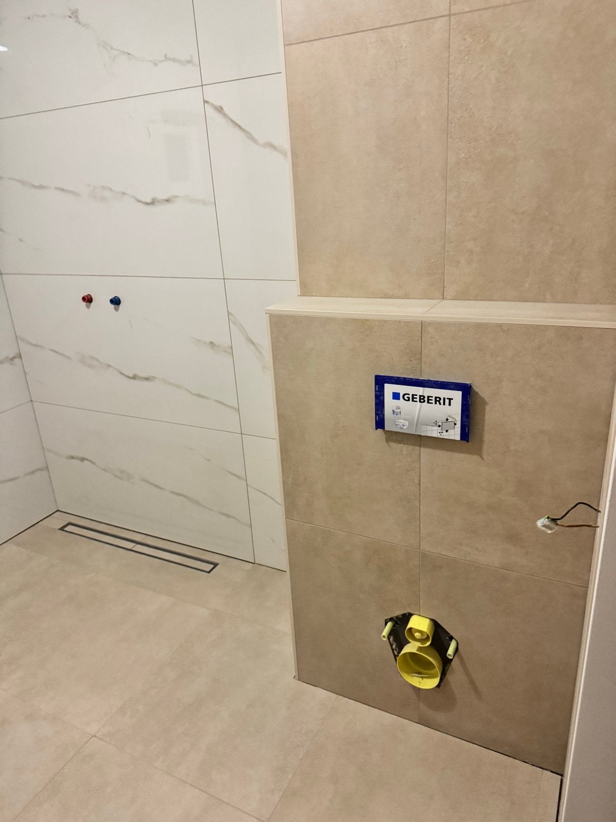Badkamer tegels marmerlook en zandkleur, Doe-het-zelf en Verbouw, Tegels, Ophalen, 60 cm of meer, Nieuw, 10 m² of meer