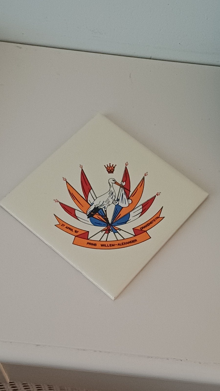 Koninklijke Familie. Geboorte-tegel Koning Willem Alexander, Ophalen of Verzenden, Zo goed als nieuw, Nederland, Servies