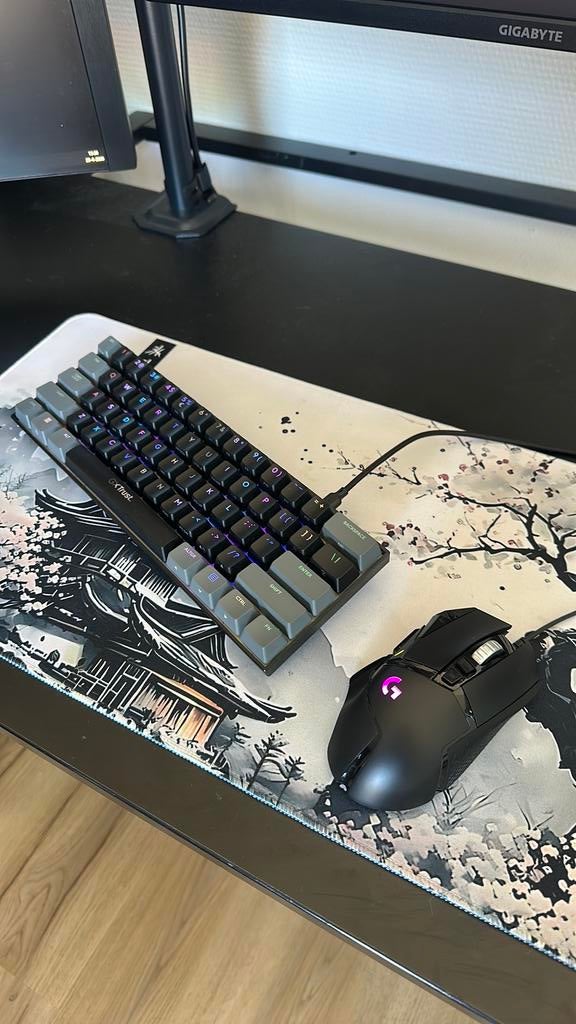 Gxtrust 60% keyboard, met logitech g502 en muismat zgan., Ophalen of Verzenden, Zo goed als nieuw