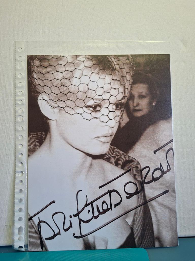 BRIGITTE BARDOT ACTRES- MODEL-SINGER-ACTIVISTE FRANCE, Verzenden, Zo goed als nieuw, Foto of Kaart, Gesigneerd