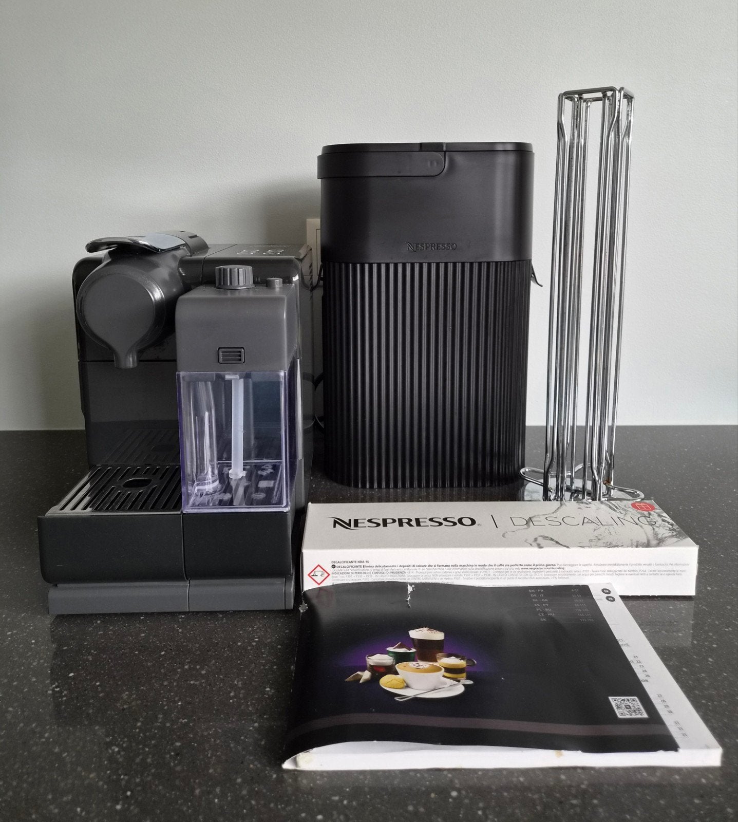 Nespresso De'Longhi Lattissima Touch EN560.B met accessoires, Ophalen, Gebruikt, Espresso apparaat, 1 kopje
