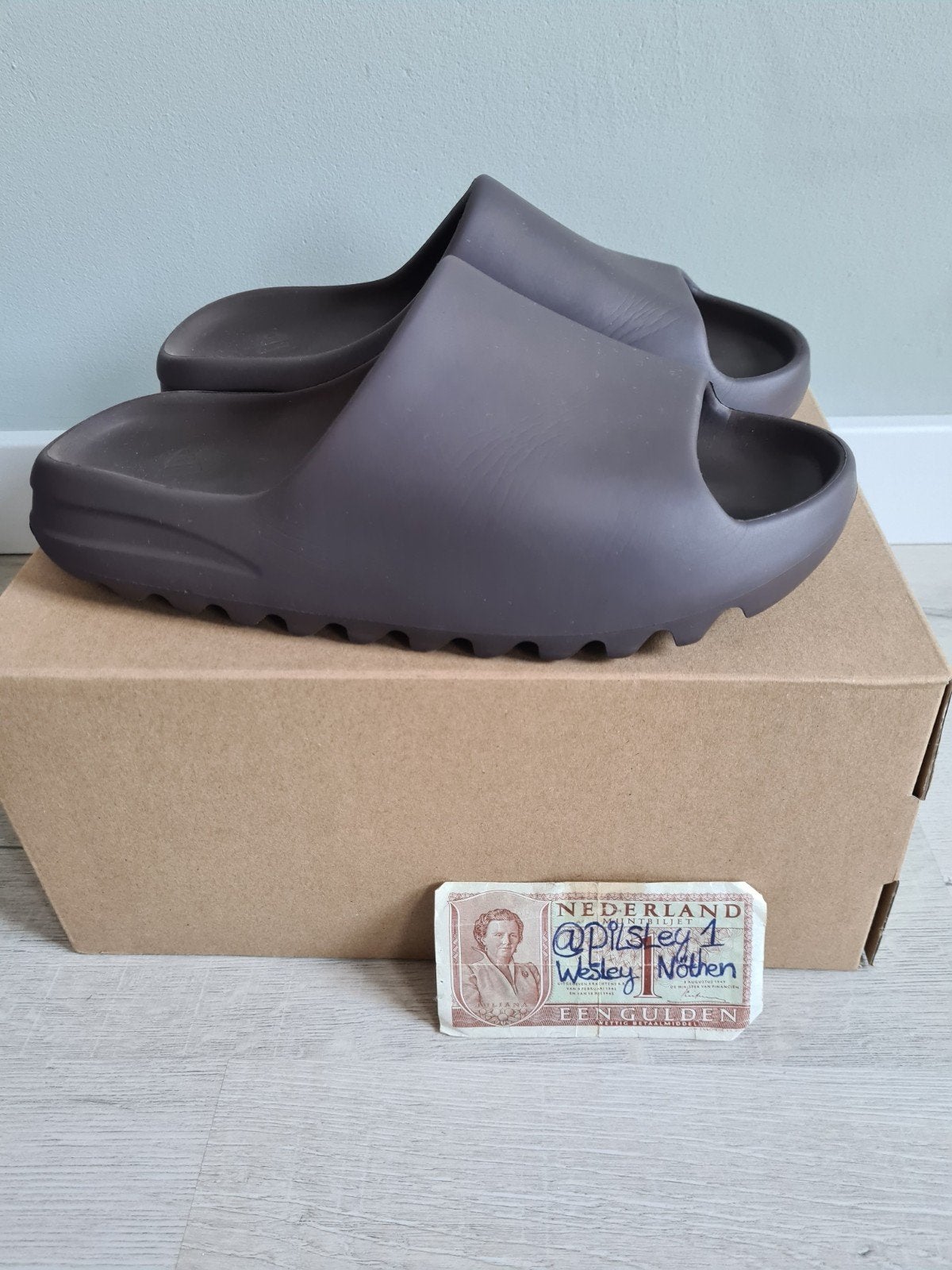 Adidas yeezy slide soot patta 43, Kleding | Heren, Schoenen, Ophalen of Verzenden, Nieuw