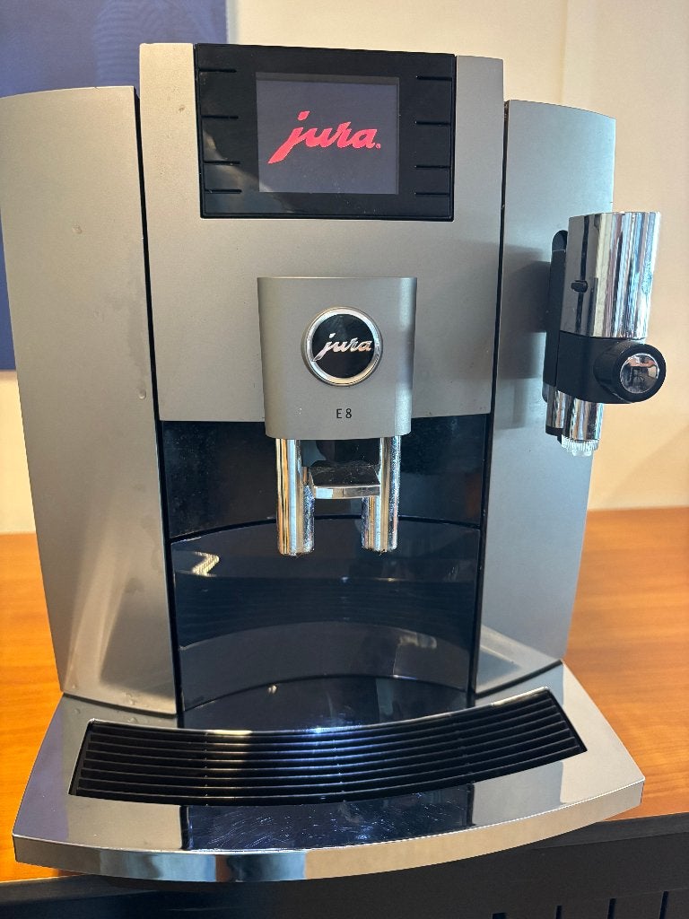 JURA E8 Dark Inox – slechts 2,5 jaar oud, Witgoed en Apparatuur, Ophalen, Gemalen koffie, Gebruikt, 10 kopjes of meer