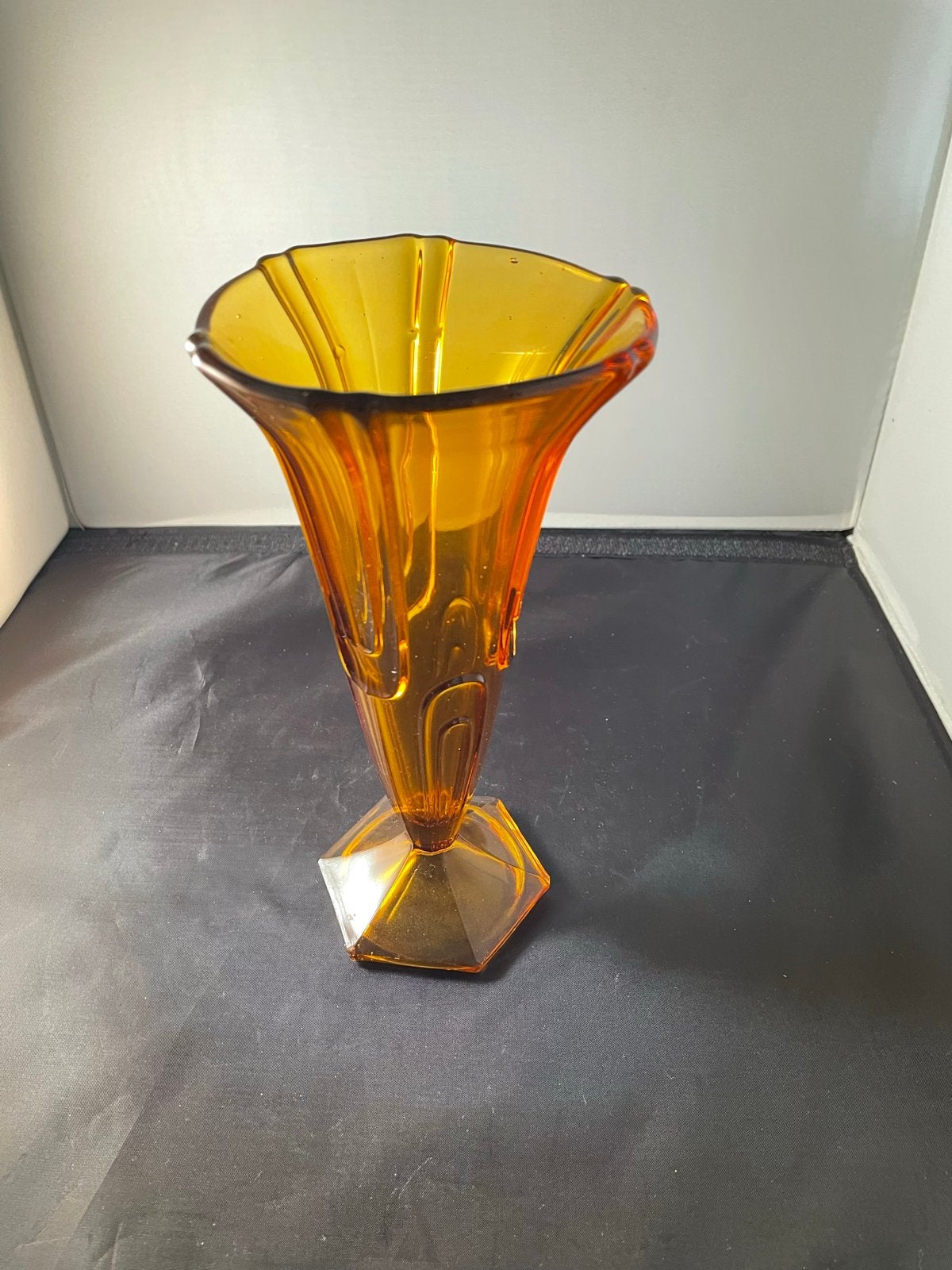 Art Deco Vaasje Okergeel - 20,5 cm Hoog, Ophalen of Verzenden