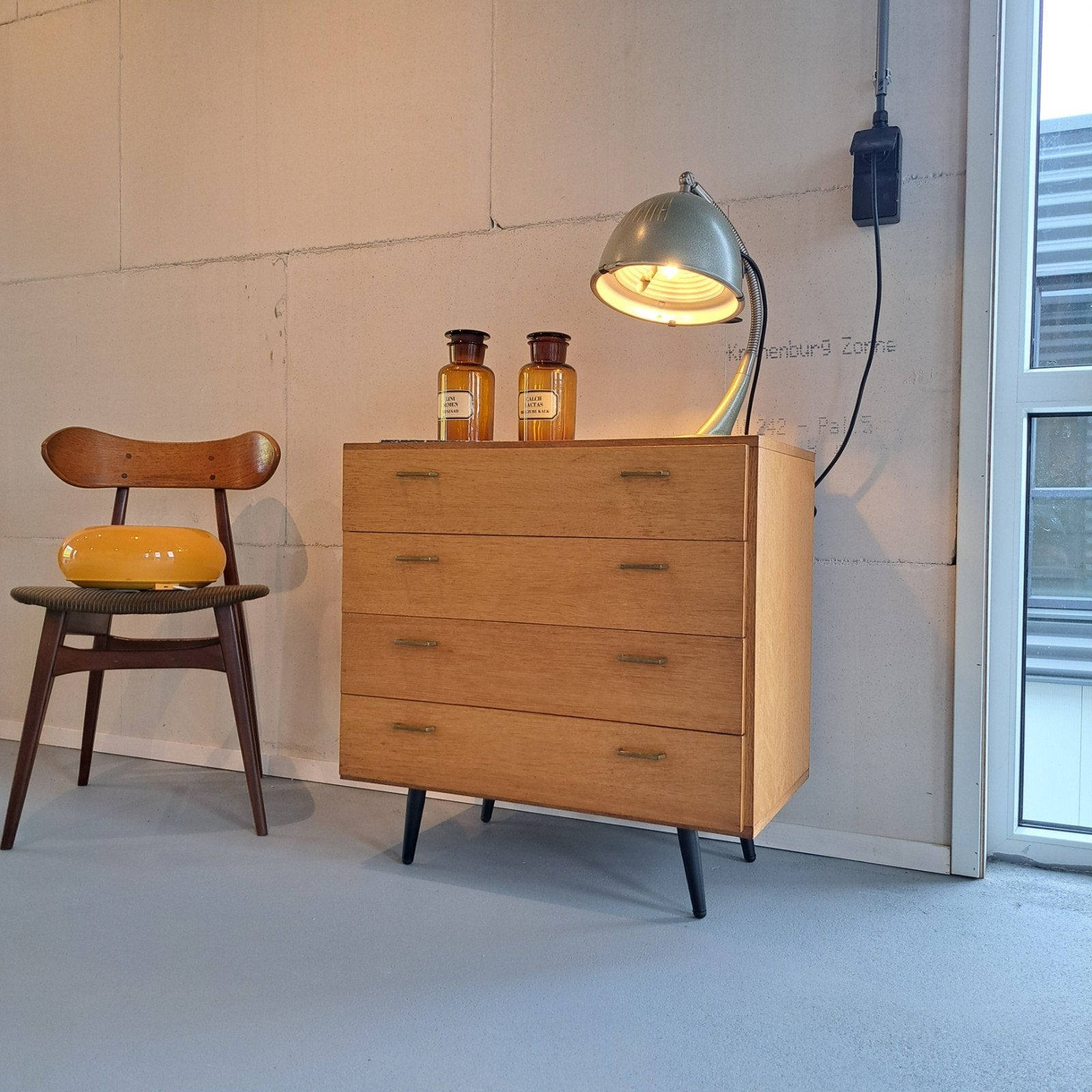 Vintage kast jaren '60 met messing handgrepen., Huis en Inrichting, Kasten | Dressoirs, Gebruikt, Vintage, Retro, Jaren '60, 25 tot 50 cm