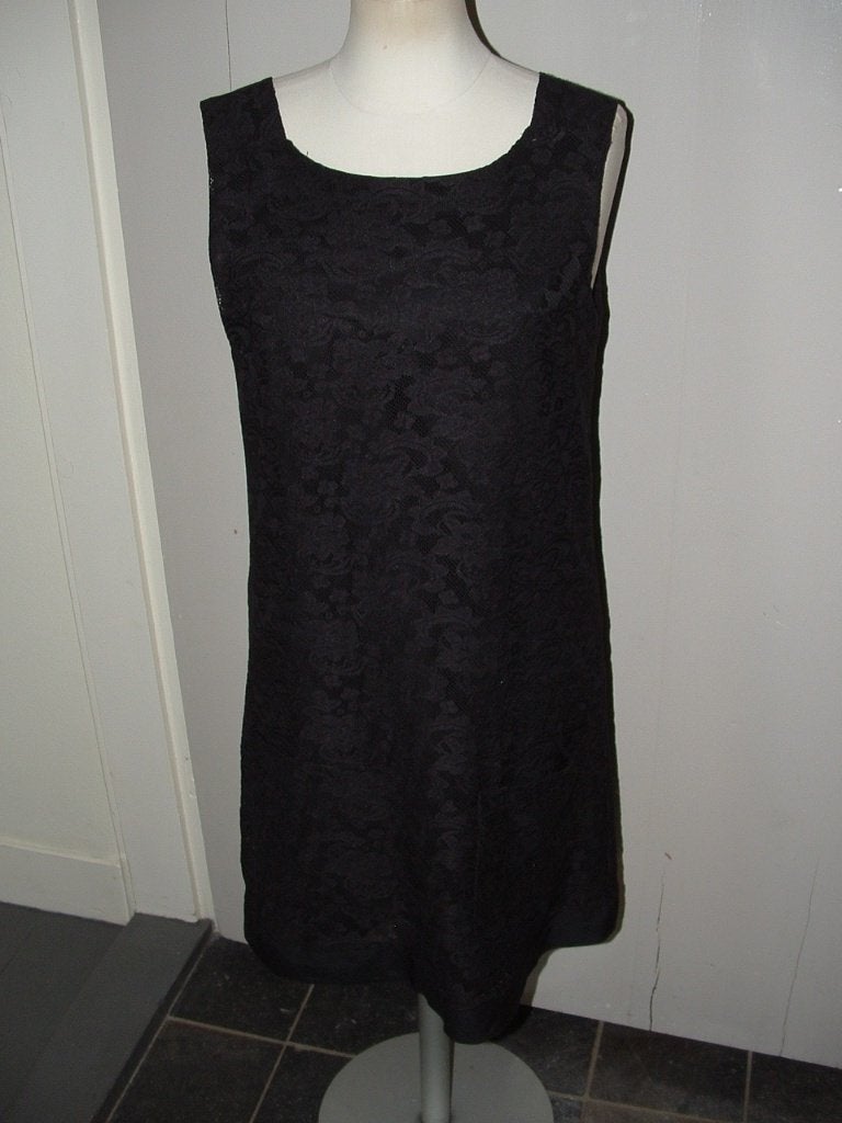 Little black dress Strenesse Gabriele Strehle kanten jurk XS, Kleding | Dames, Jurken, Zwart, Ophalen of Verzenden, Zo goed als nieuw
