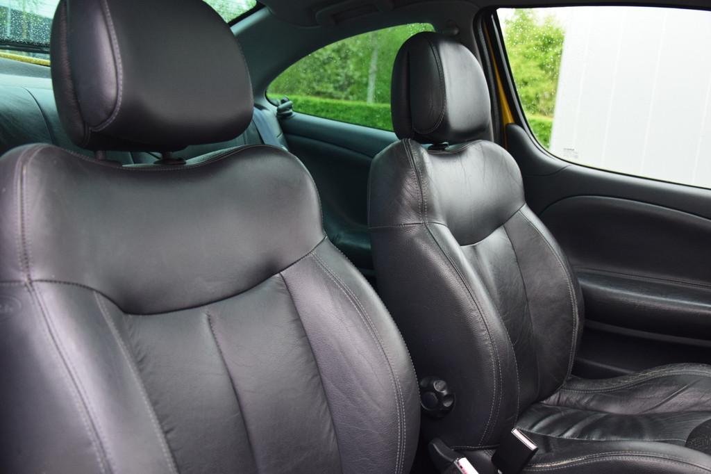 Renault Mégane Coupe 2.0-16V Privilege Schuifdak Priv/Glass, Auto's, Renault, 1998 cc, Gebruikt, Zwart, 49 €/maand