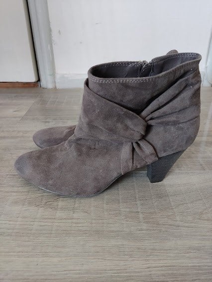 Graceland enkellaarsjes met strik motief in taupe kleur, Schoenen met lage hakken, Overige kleuren, Ophalen of Verzenden, Zo goed als nieuw