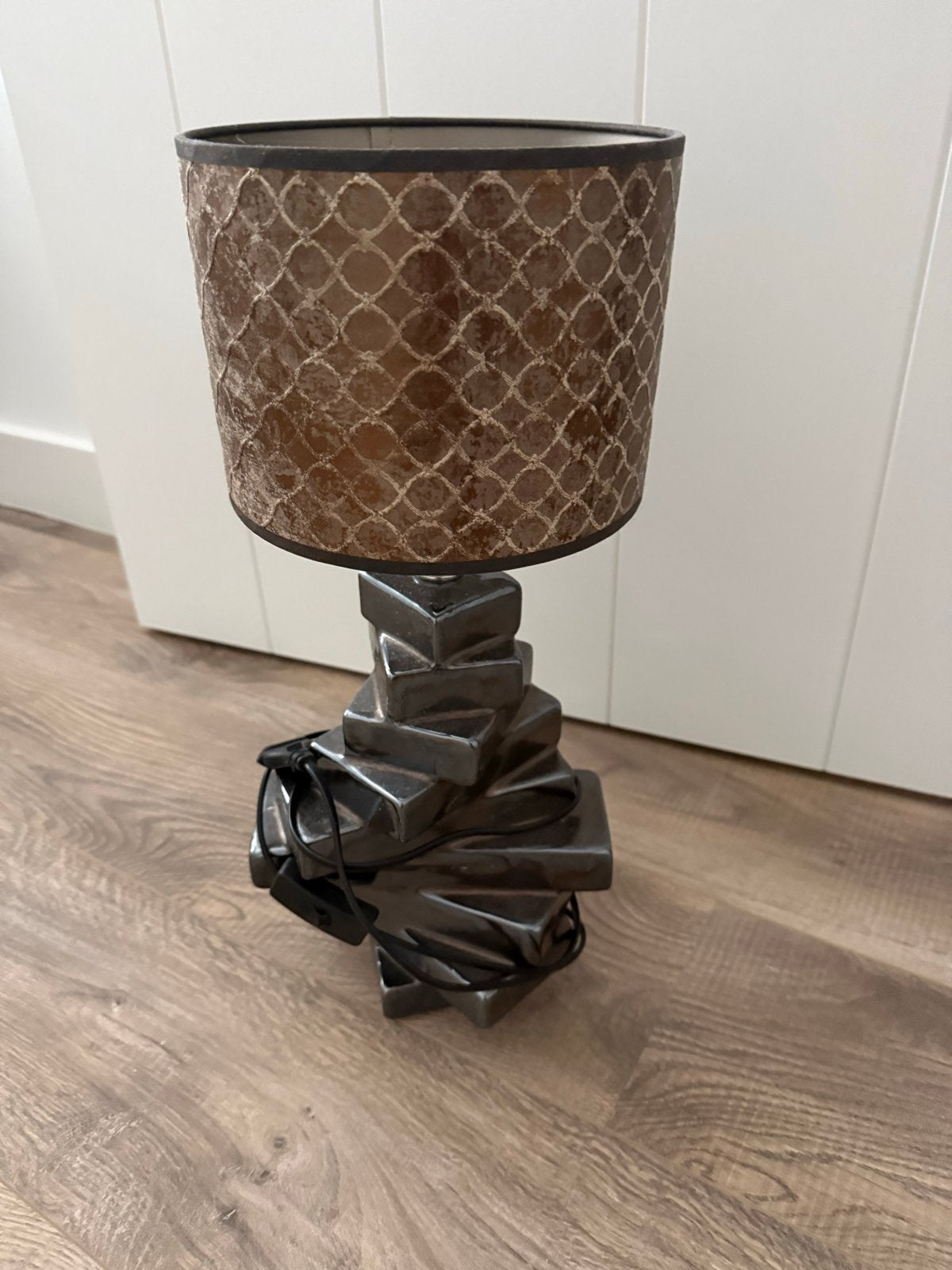 Mooie tafellamp met keramieken voet en lampenkap, Gebruikt, Keramiek, Ophalen of Verzenden, Met kap