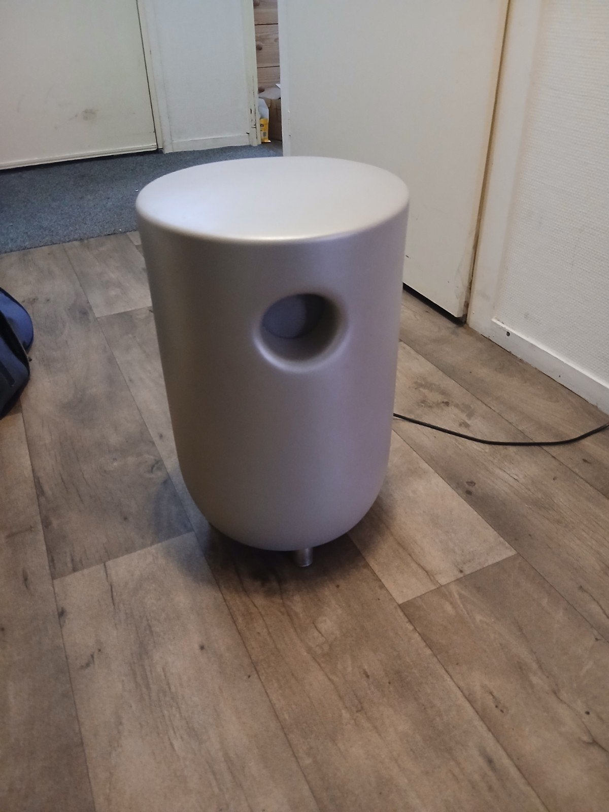 Loewe Subwoofer - Krachtige Bass voor Thuisbioscoop, Subwoofer, Zo goed als nieuw, Basreflex, Ophalen