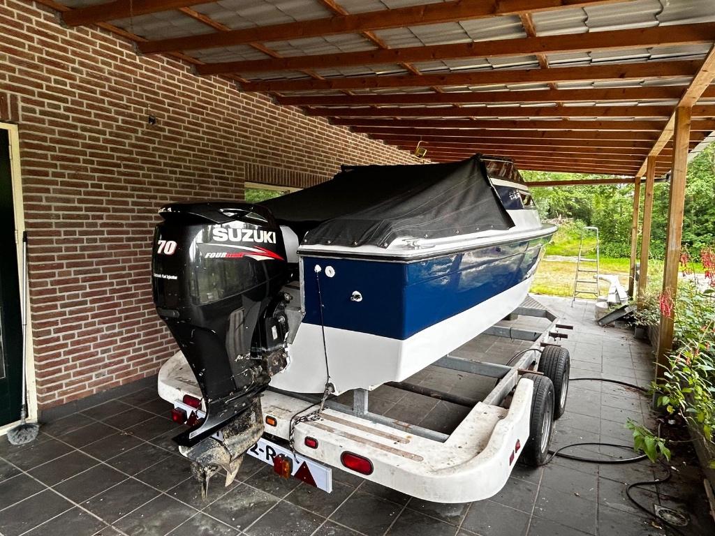 Snelle motorboot, Ophalen, 6 m, Gebruikt, Zwemplateau/-trap