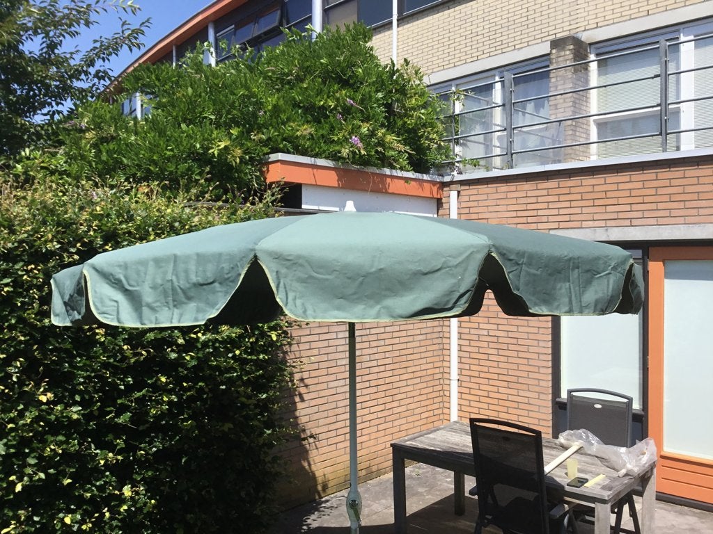 Groene Parasol met draaihendel, Ophalen, Zo goed als nieuw, 1 tot 2 meter, Stokparasol