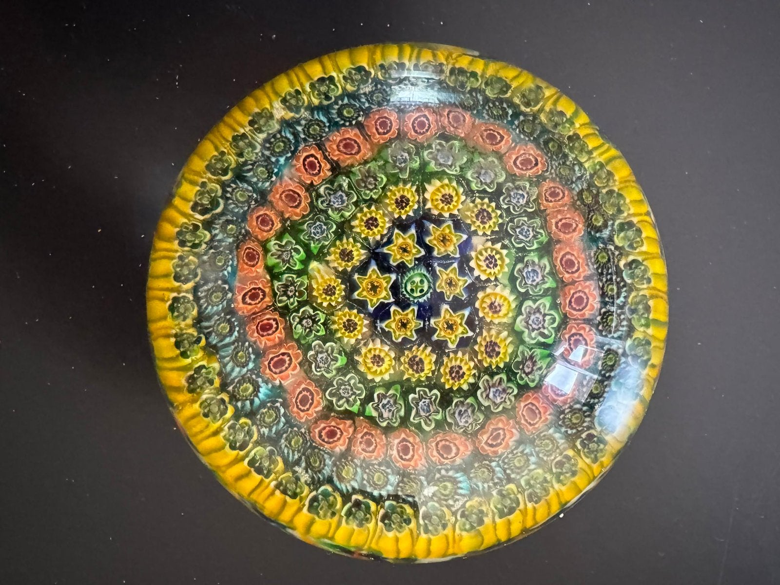 Murano millefiori glas presse-papier met gele bloemmotieven, Ophalen