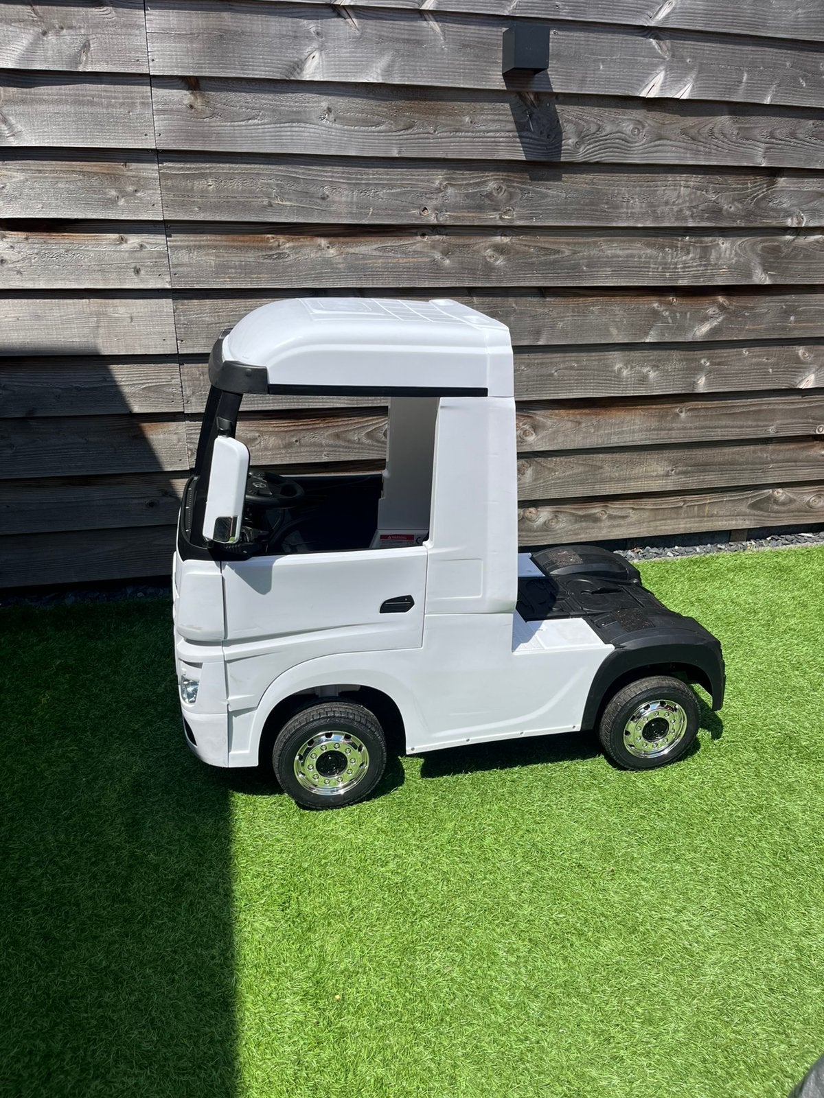 Mercedes vrachtwagen acros wit elektrische kinderauto, Kinderen en Baby's, Speelgoed | Buiten | Accuvoertuigen, Ophalen, Zo goed als nieuw