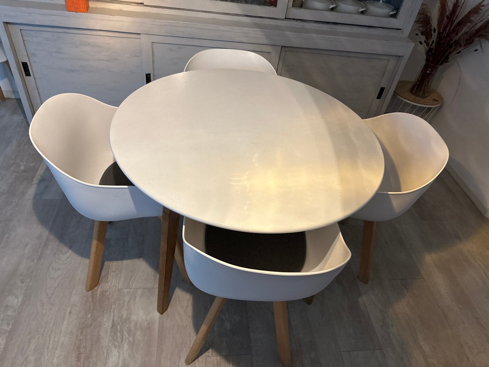 Eettafel met 4 ‘design’ kuipstoelen - Rond, 100 cm, Ophalen, Kunststof, Gebruikt, Rond