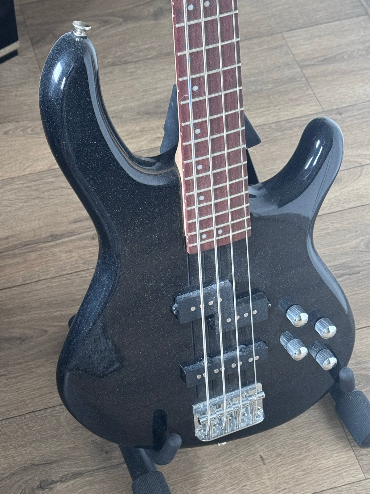 ** Cort Action Bass Plus basgitaar met accessoires **, Muziek en Instrumenten, Snaarinstrumenten | Gitaren | Bas, Ophalen, Zo goed als nieuw