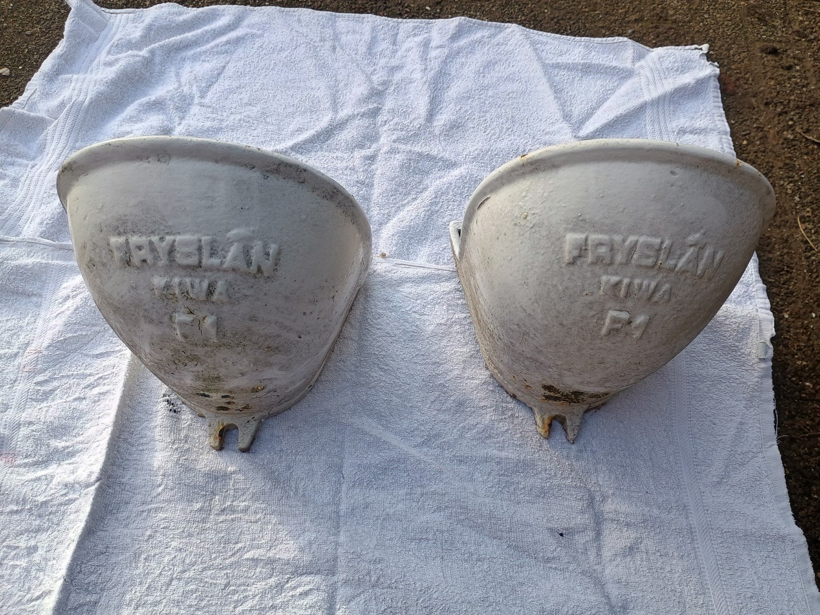 Set van 2 antieke gietijzeren drinkbakken - Fryslan, Antiek en Kunst, Ophalen