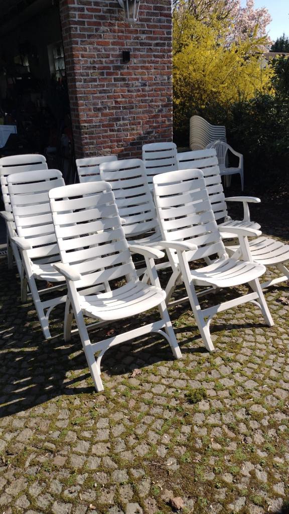 8 Kunststof witte tuinstoelen en 1 hocker, Ophalen, Gebruikt, Kunststof, Verstelbaar
