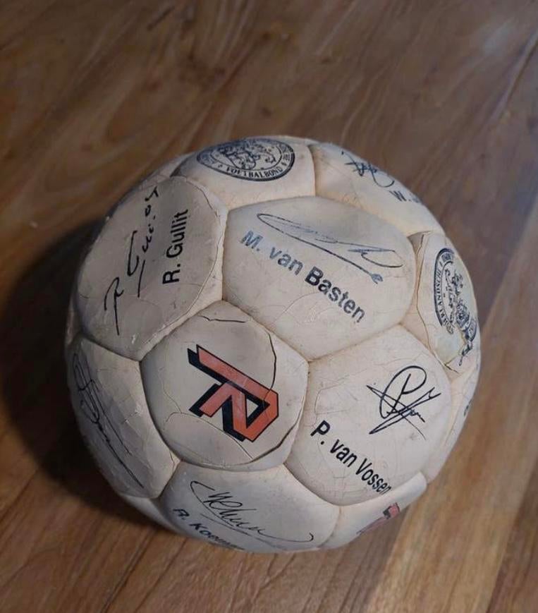 Oude Nederlands elftal bal met handtekeningen, Verzamelen, Sportartikelen en Voetbal, Ophalen of Verzenden, Overige binnenlandse clubs