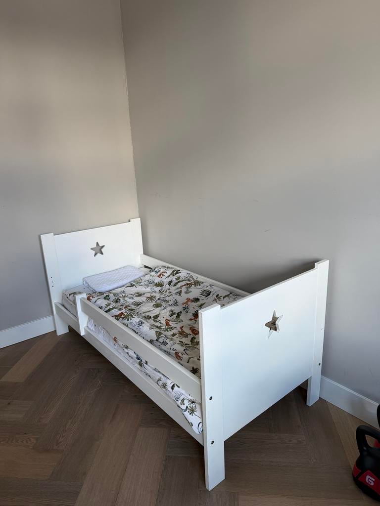 Petit Amelie Peuterbed wit met sterren incl matras en deken, Ophalen, 70 tot 85 cm, 140 tot 160 cm, Zo goed als nieuw