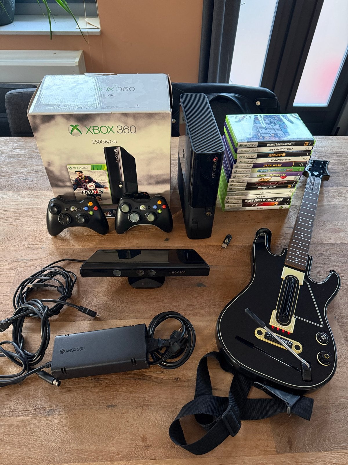 Xbox 360 + 2 controllers + Kinect + Guitar Hero + 15 games, 2 spelers, Ophalen, Gebruikt, Vanaf 12 jaar